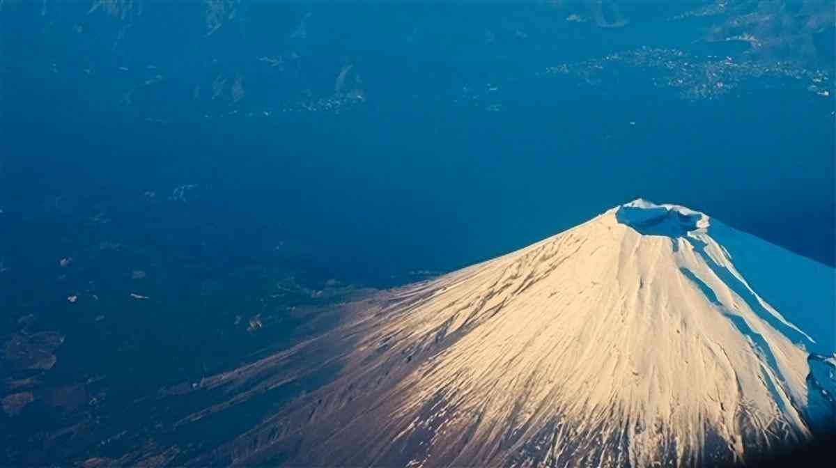 2000日元等于多少人民币（日本富士山开始收取登山费：每人收取2000日元，每日限流4000人！多起违规提前登山致游客山顶遇难）(图1)