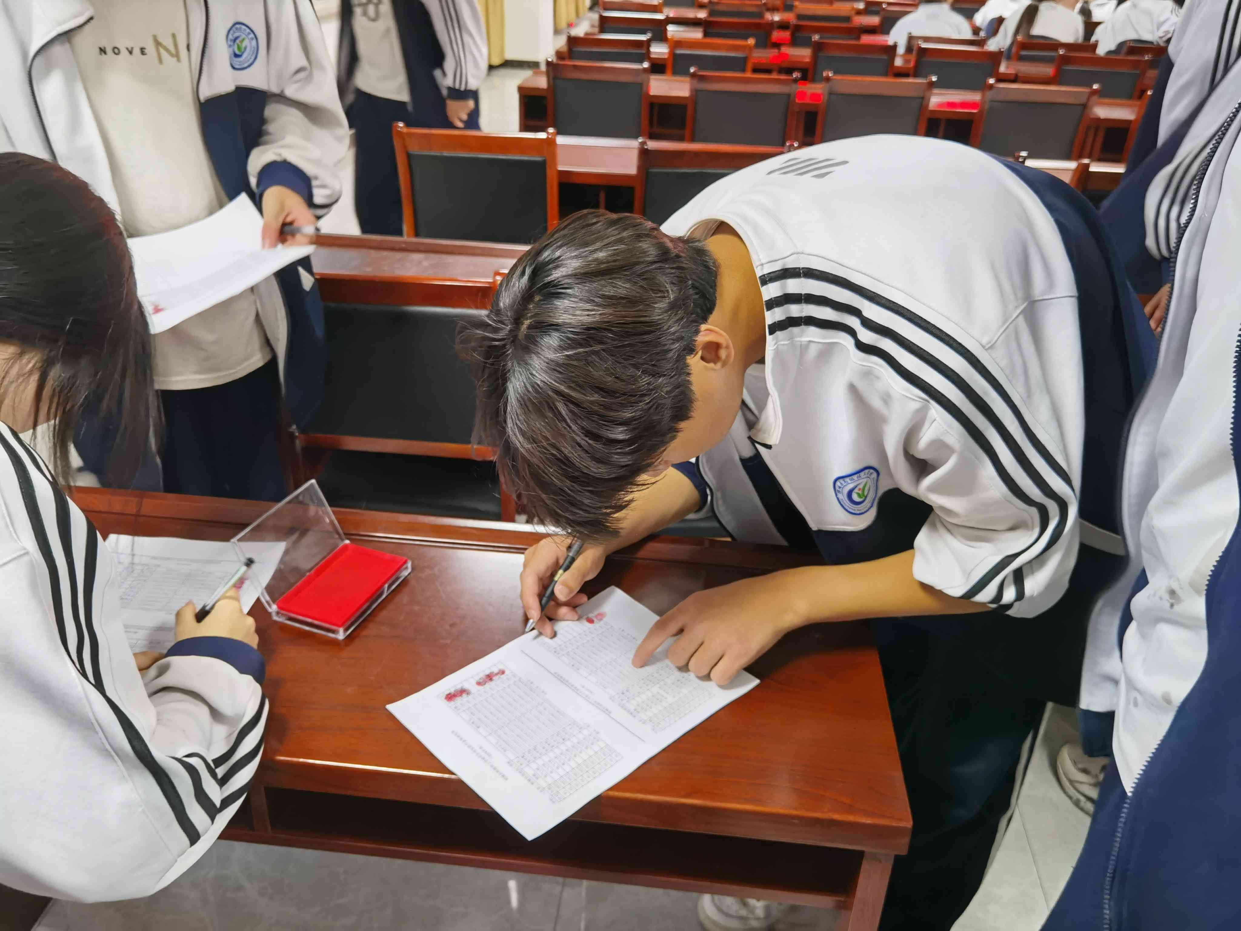 国家助学金什么时候发放（郓城县高级技工学校学生工作处开展国家助学金签字发放工作）(图3)