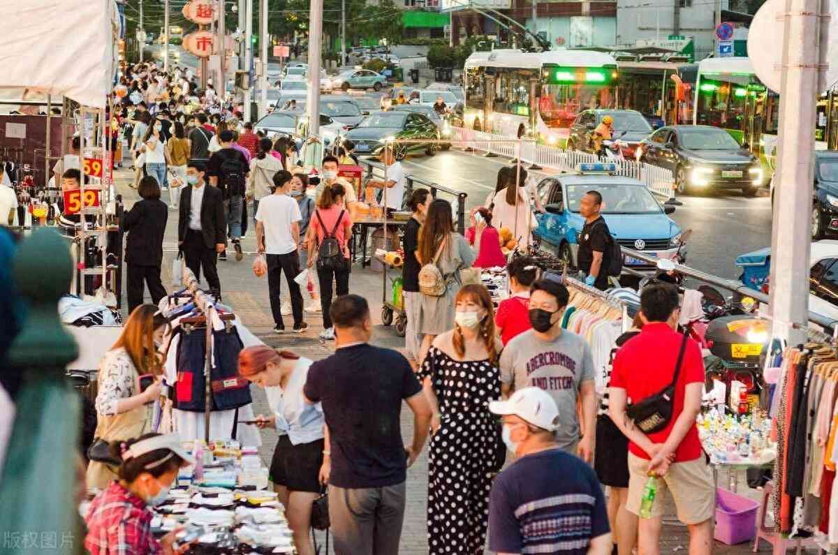 摆地摊卖什么最赚钱而且很受欢迎（江西女孩摆摊卖玩具，利用“人性”一个月赚5万，看懂了你也可以）(图1)