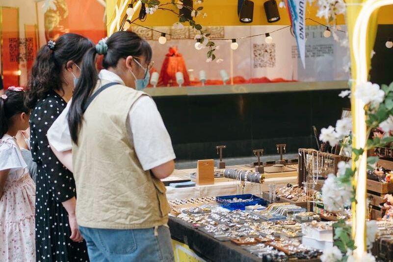 摆地摊卖什么最赚钱而且很受欢迎（江西女孩摆摊卖玩具，利用“人性”一个月赚5万，看懂了你也可以）(图5)