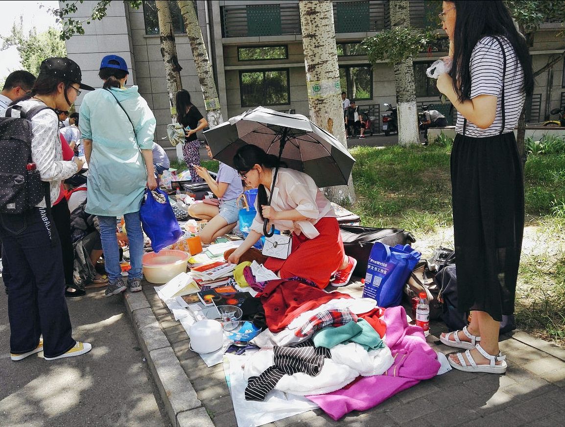 摆地摊卖什么最赚钱而且很受欢迎（广西美女摆摊卖短袖，利用扑克牌半年盈利48万，有趣好玩的套路）(图5)