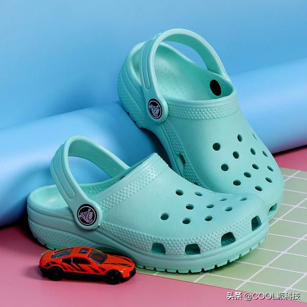 crocs洞洞鞋哪个国家的（CROCS小科普：无处不在的耐克洞洞鞋，原来是这个来头）(图1)