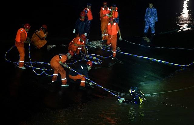 东方之星沉船事件（2015年“东方之星”游轮一分钟沉没，442人遇难，到底发生了什么）(图6)